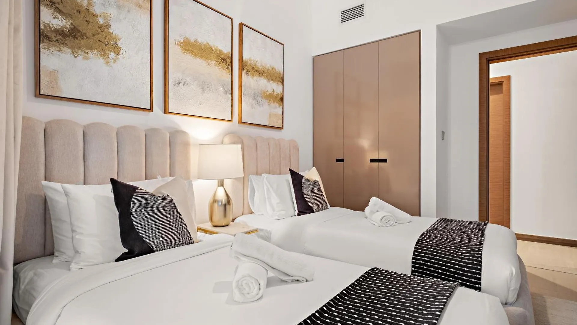 Luxury 2Br In Business Bay With Balcony & Canal View Dubai Apartment
